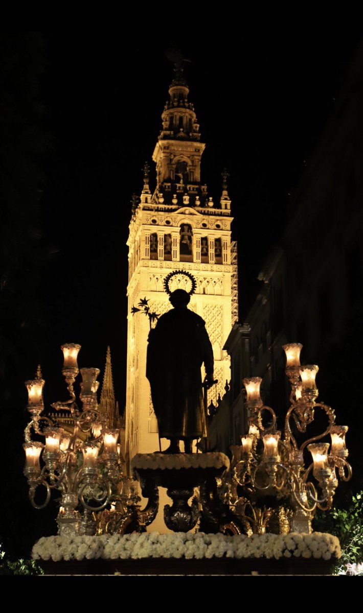 El viernes no pudo ser el día más mágico. Cómo disfrutamos y cómo se volcó el barrio entero. Lanzo una bala al aire personal. Mi hdad se merece y tiene la dignidad y madurez de poder hacer estación de penitencia a la SIC. Ojalá sea más pronto que tarde.