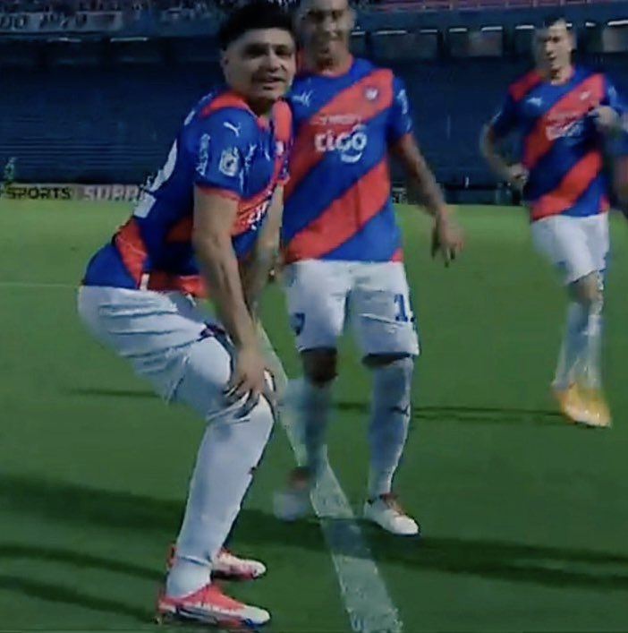 Sí se arma un hilo de los peores festejos de goles en el fútbol, el de Aquino de hoy gana lejos por mal gusto.