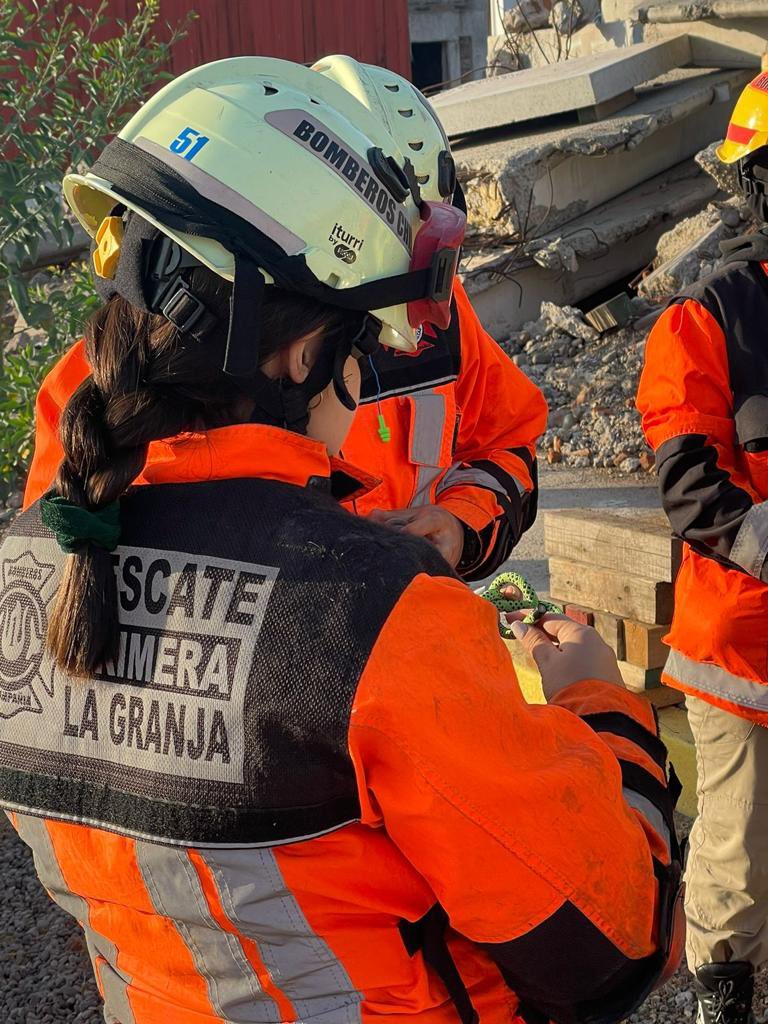 #USAR el Grupo USAR ERU del <a href="/Bomberos_MetSur/">Bomberos Metropolitano Sur</a> y <a href="/CBLaGranja1950/">Cuerpo de Bomberos La Granja</a> se encuentran en la <a href="/ANB_Chile/">Academia Nacional</a> en curso de rescate urbano, validando sus competencias en la especialidad frente a su próxima reacreditación con el SNO bajo la metodología IRNAP de <a href="/Insarag/">International Search and Rescue Advisory Group</a> #reacreditación #SNO