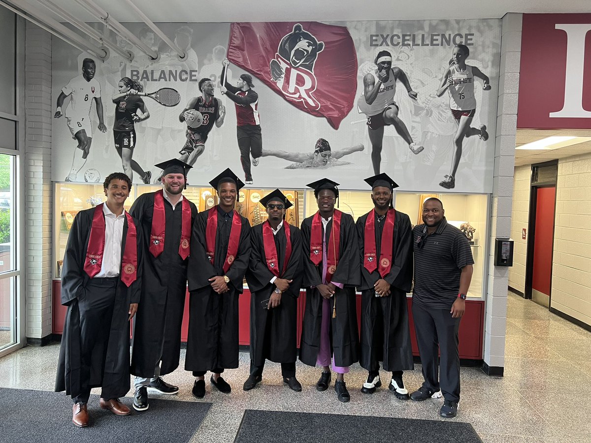 Extremely Proud of this group of guys! This is what it is all about! #conGRADulation🐻🎓 #Bears4life 
<a href="/Leek_bnc/">Malik LeGania</a> <a href="/cooperfowler_25/">Cooper Fowler</a> @elijahshabazz_ <a href="/MarcusOwT/">Marcus Owens Castrillo</a> <a href="/youngsavage756/">Bumhi</a> <a href="/_JayJohnso/">J 5</a>