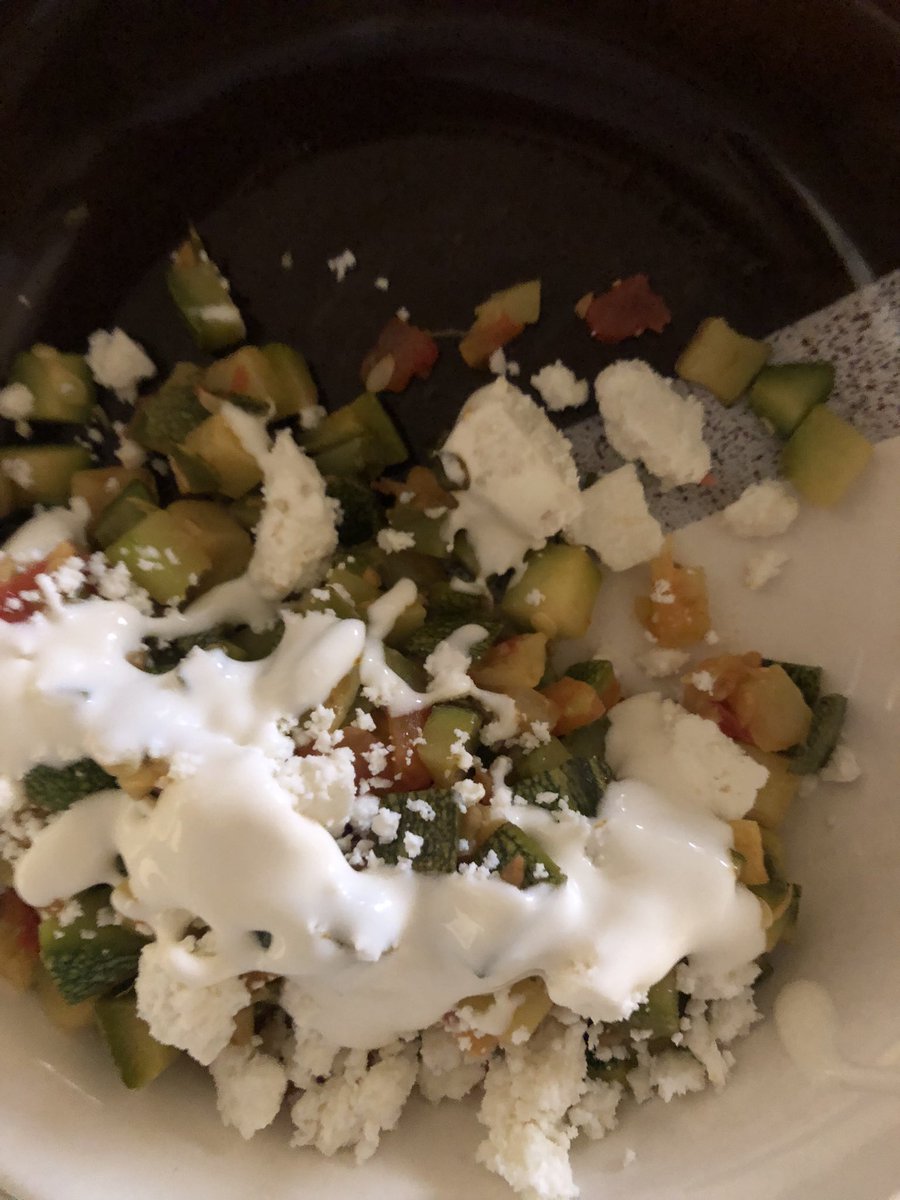 Rodrigo54441909's tweet photo. Estás calabacitas yo mismos las germine, trate la tierra para su trasplante, las regué, las nutrí, controlé que no tuvieran ninguna plaga y yo mismo las coseché. Lo hice con tanta dedicación y trabajo🧑🏾‍🌾
Que rico comí el día de hoy se los juro. https://t.co/SSbNc3p7gn