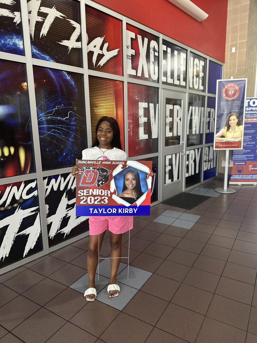 Michaeldmc1911's tweet photo. ππ Congrats to all the incredible seniors picking up their senior yard signs! π₯³πItβs time to celebrate your achievements! ππ Let those signs be a reminder of your resilience and the bright future that awaits you. Enjoy this special moment!ππ #Classof2023 #WeAreDville https://t.co/75efDsegX8