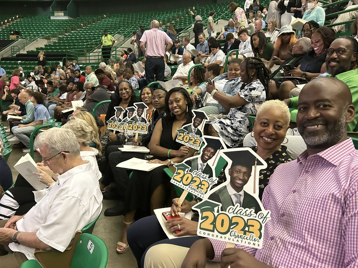 #BaylorGrad 
Congratulations Chancellor Dickinson‼️. We are proud of you💃🏽💃🏽💃🏽💃🏽💃🏽💃🏽💃🏽💃🏽💃🏽❤️❤️❤️❤️❤️❤️ #teamchancellor #bu23