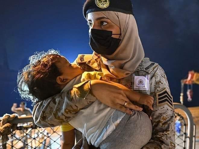 The picture that became popular worldwide ❤ Marine Sergeant Amal al-Awfi, who holds a sleeping Sudanese child in a passenger service from war-torn Sudan. The name of the little baby was Alia who was only 8 months old. After arriving at the Saudi port by ship from Sudan, her…