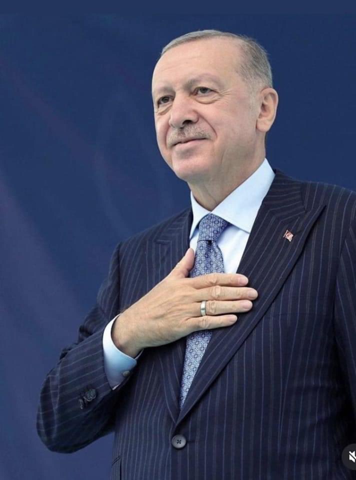 En zoruma giden nedir biliyormusunuz? 
Kendisini bu ülkeye feda etmiş, Türkiye tarihinin en büyük hizmetlerini yapmış bir adamı hala "yaptıklarını anlatmak zorunda bırakmak"..
Gözüme dizime durur tepine tepine yıprattığımız bu adamı üzersem.