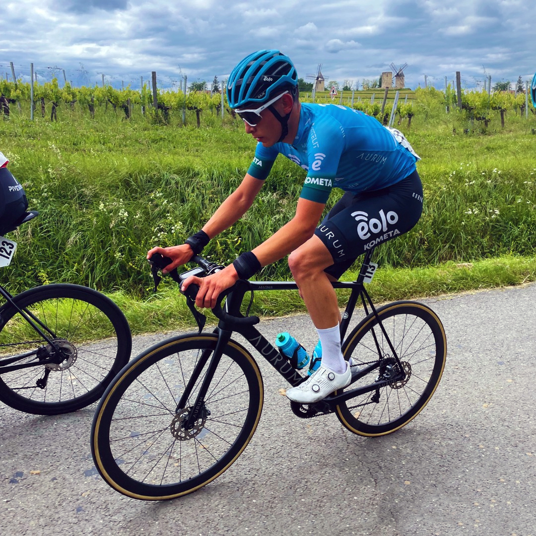 ✒️ Un sábado intenso en las carreteras francesas. 
🔍 Dani Díaz tiene que abandonar el Tour de Gironde después de sufrir una caída en el segundo sector. 
📰 eolokometacyclingteam.com/intenso-doble-….
[📷 Tour de Gironde International]
#BornFromPassion #EquipoJunior