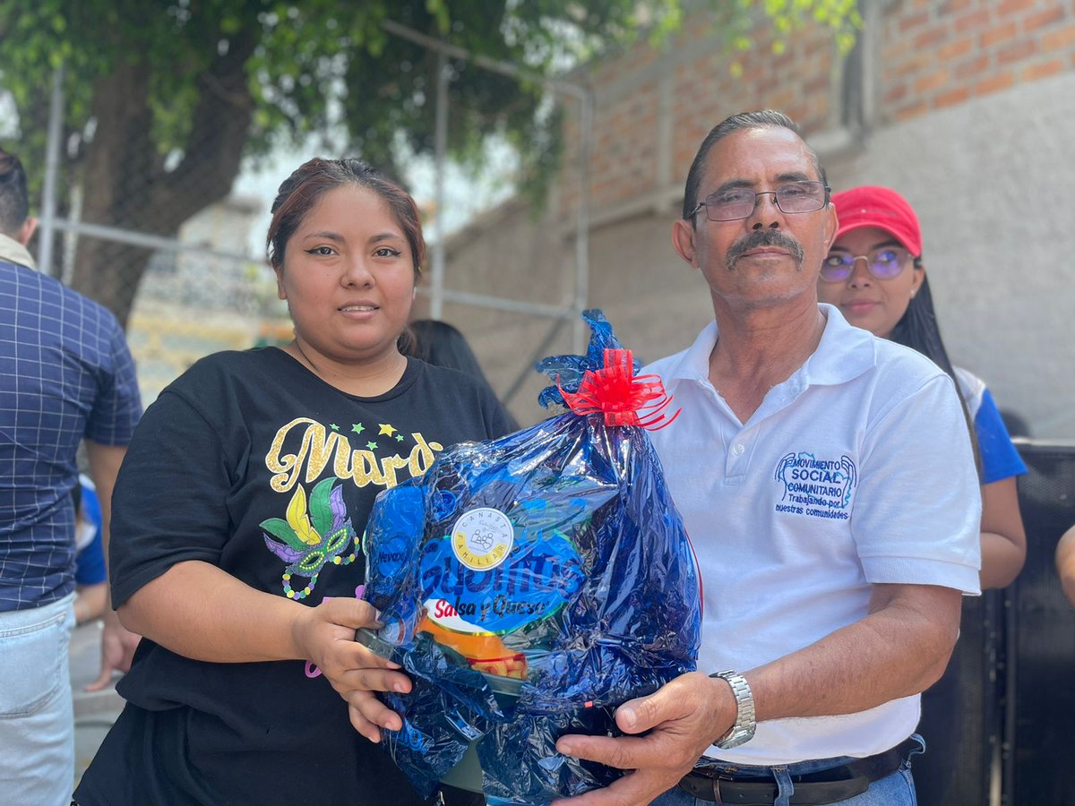 Más de 500 familias de las comunidades más vulnerables de San Martín fueron beneficiadas este dia con el programa de #CanastasSolidarias Gracias a nuestros líderes y voluntarios @ComunitariosES llegamos a muchos más municipios en todo El Salvador 🇸🇻 #SomosComunitarios