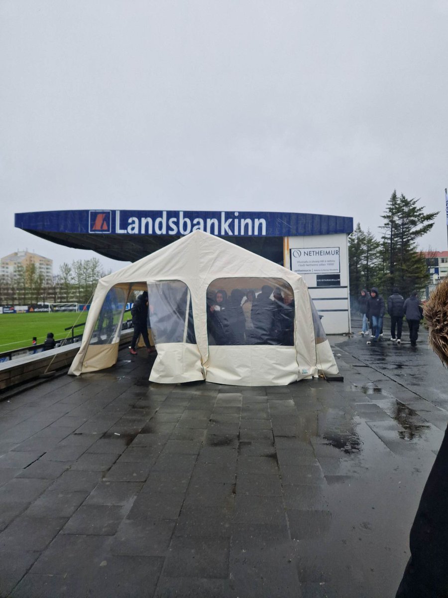 Kristjan_Ingi's tweet photo. Fáránleiki vestur í bæ. Þessar aðstæður sæma ekki KR. Stúkan míglekur, að hruni komin, hljóðkerfi frá 1999, illgresið á vellinum , einn gluggi í sjoppunni til að afgreiða og svona mætti lengi telja. Þessi vallarþulur toppaði þetta svo. KR ingar geti ekki verið sáttir við þetta... https://t.co/Us8ksP1zv2