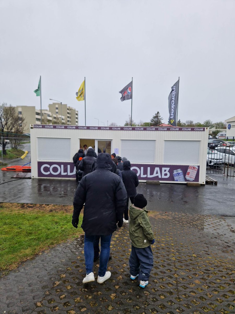 Kristjan_Ingi's tweet photo. Fáránleiki vestur í bæ. Þessar aðstæður sæma ekki KR. Stúkan míglekur, að hruni komin, hljóðkerfi frá 1999, illgresið á vellinum , einn gluggi í sjoppunni til að afgreiða og svona mætti lengi telja. Þessi vallarþulur toppaði þetta svo. KR ingar geti ekki verið sáttir við þetta... https://t.co/Us8ksP1zv2