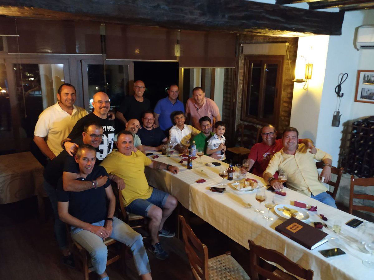 pbejarca's tweet photo. Buen rato anoche de tertulia. El Rinconsillo https://t.co/yZ2dHTKZUa