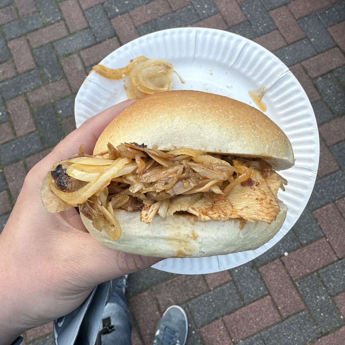 torsten_hautnah's tweet photo. Heute Abend werde ich mit der halben Bauernschaft in #Pulheim-#Stommeln bekannt gemacht. Und ich esse Schwein. Das weltberühmte Grillschwein meines lieben Kreistagskollegen Udo Milewski! 🐷 https://t.co/uzg70X7hoY