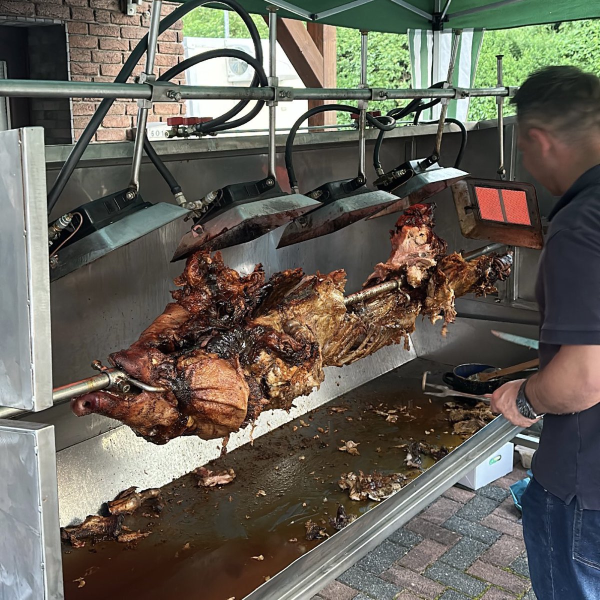torsten_hautnah's tweet photo. Heute Abend werde ich mit der halben Bauernschaft in #Pulheim-#Stommeln bekannt gemacht. Und ich esse Schwein. Das weltberühmte Grillschwein meines lieben Kreistagskollegen Udo Milewski! 🐷 https://t.co/uzg70X7hoY