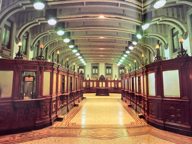 CartonCalderon's tweet photo. El bello Salón de la Tesorería en Palacio Nacional, antes que S.M. Retardo I mandara desmantelar sus elegantes ventanillas para usarlo de escenario en su show mágico-musical mañanero.
A cambio nos "devolvió" como museo la fría casona de Los Pinos, de nulo valor cultural. https://t.co/zG0B0HUgxa