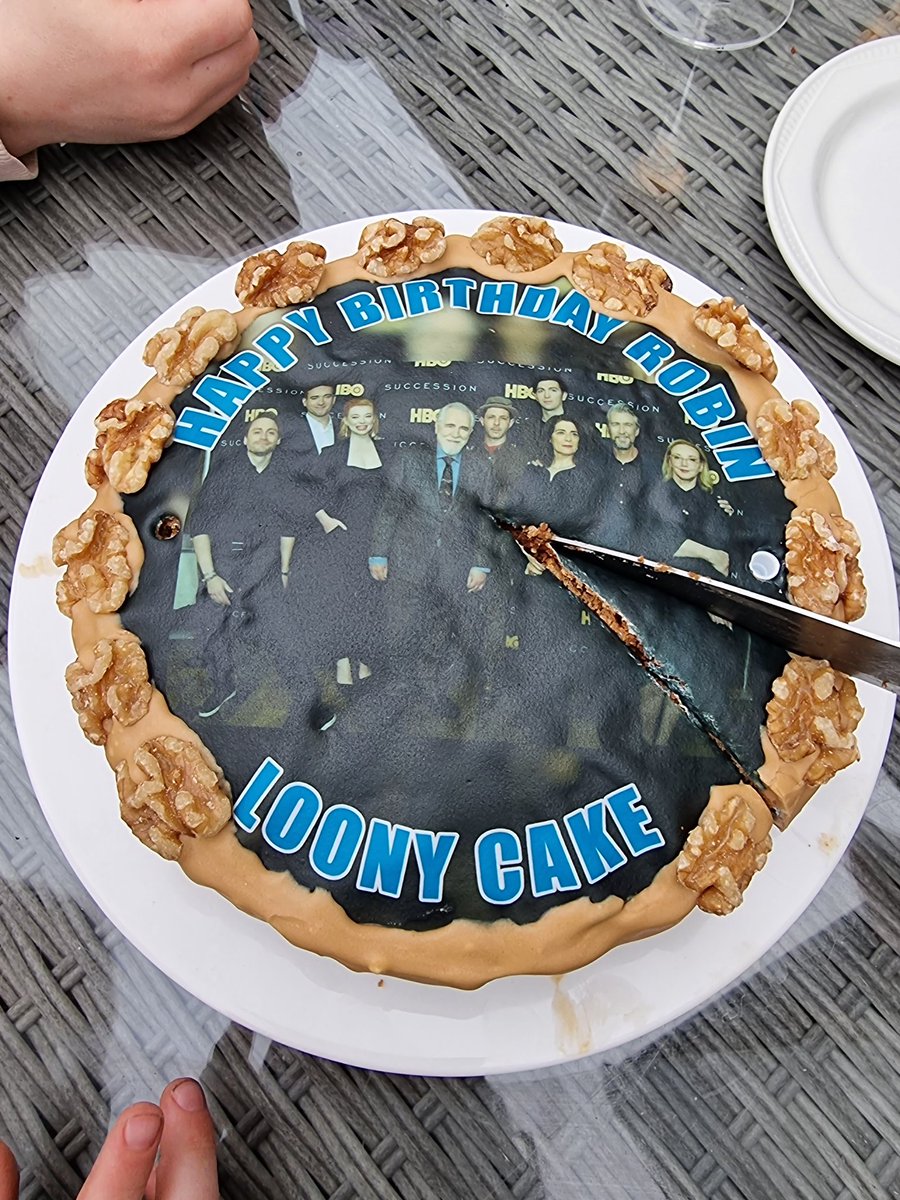 Robbierare's tweet photo. So my mum made me a #SuccessionHBO birthday cake...🎂 https://t.co/hOgNfiRzdR