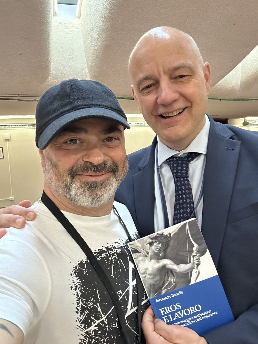 Ale_Donadio's tweet photo. Ad Andrea del Chicca ho chiesto:
Cosa erotizza oggi il tuo lavoro, il tuo fare?
“Che bella domanda Alessandro! 
Mi erotizza coordinare progetti  e persone per un fine più alto al servizio dell’organizzazione. 
Tanto mi erotizza il “Noi” quanto detesto l”Io, Io, io…“
#eroselavoro https://t.co/j1T2dhUJw6