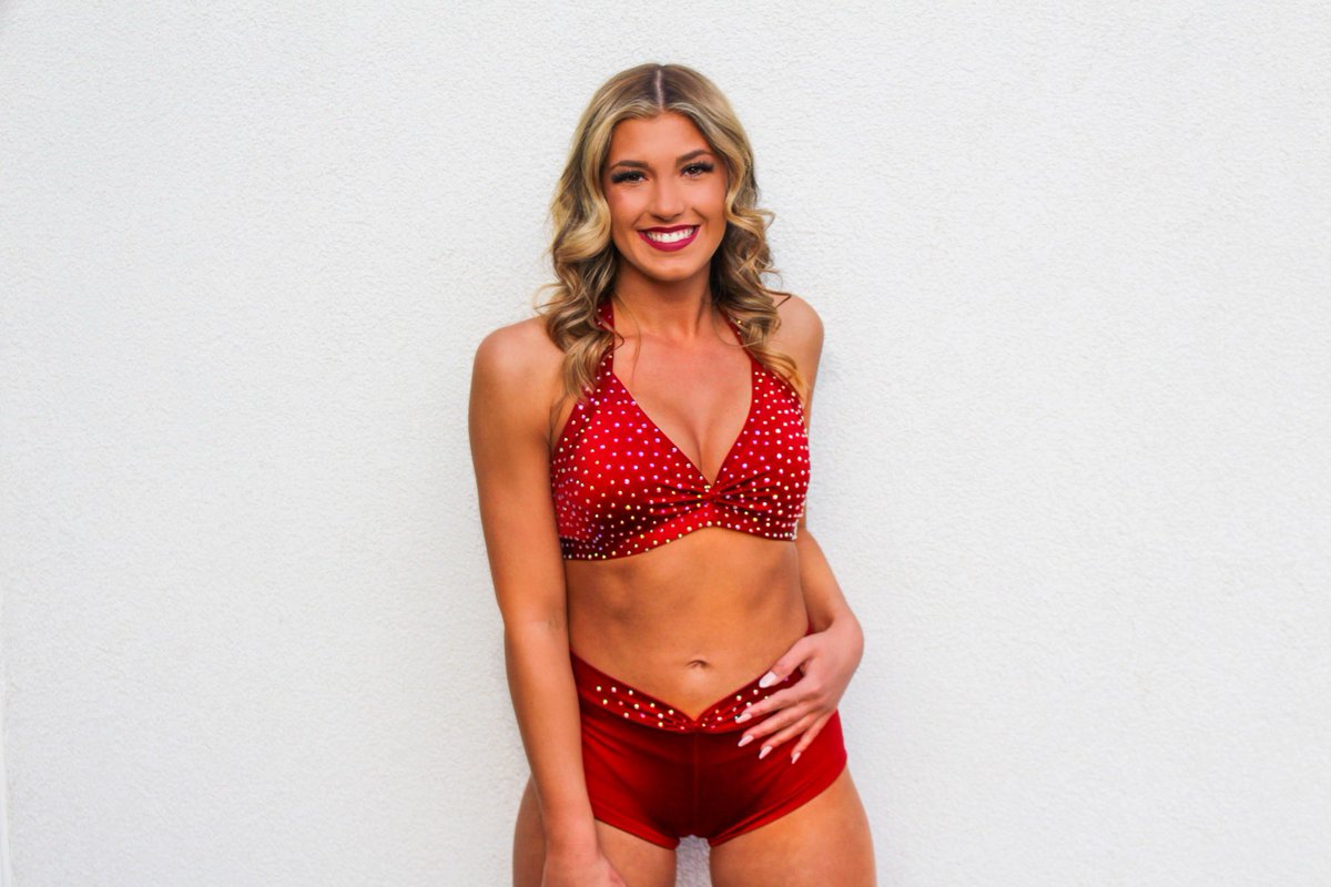 __DANCESHELBY's tweet photo. EXCITING NEWS‼️ 
I had the amazing opportunity to tryout to be a Houston Texan Cheerleader. I am so excited to announce that I have made it to the final round. Now is the time to vote!!!! Please take time out of your day to help make my dreams come true✨

Link attached in Bio❤️ https://t.co/sgRNMql0BZ