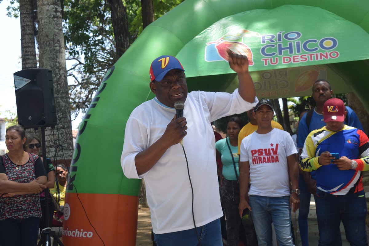Agustín Monterola Enlace Político del @partidopsuv destacó que gracias al Gobernador <a href="/HectoRodriguez/">Héctor Rodríguez C.</a> Continuamos cumpliendo con el legado de nuestro Comandante Chávez en la transferencia de recursos para la ejecución de Proyectos a través del pueblo. 
#RespetoALaSoberanía