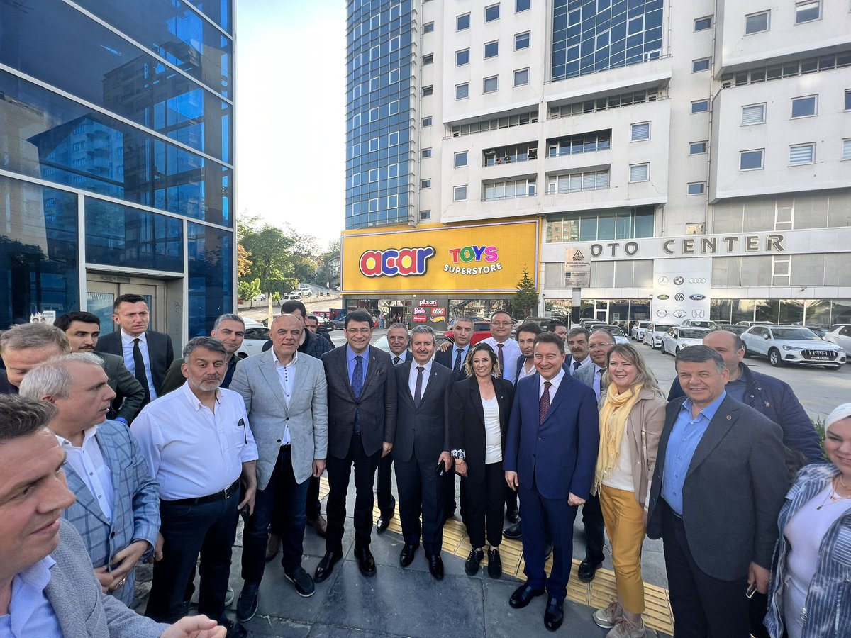 AvEsraPoyraz's tweet photo. Genel başkanımız @alibabacan ve Ankara milletvekili adaylarımız @avidrissahin ve @erginsadullah ile beraber seçim öncesi yaptığımız son gezimizde Ankara’ya baharın geldiğine şahitlik ettik.
#BaharGeliyor #HaydiAnkara #DevaicinChp https://t.co/yV538RpHFj