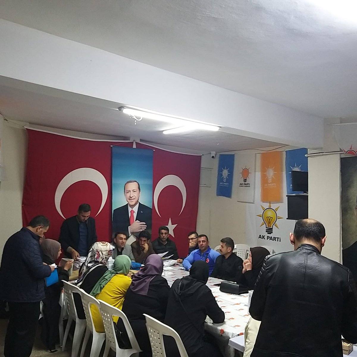 BahariyeC's tweet photo. Sandık Kurulu Üyelerimiz ile birlikte, sandık eğitimi için bir araya geldik. 
Bağcılar ￼’de sandıklar emin ellerde.
Yolun Sonu Zafer İnşaallah...🤲🇹🇷 https://t.co/nJ7v0mF3hU