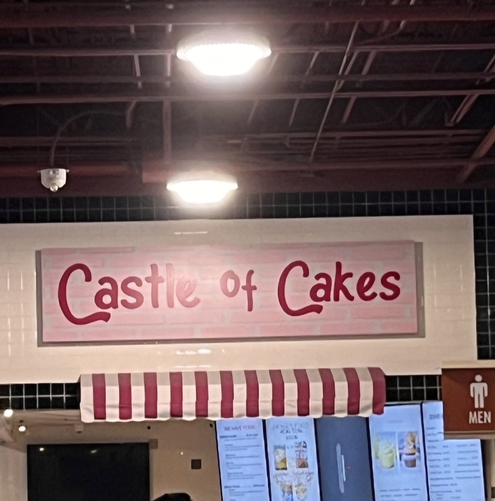 FizzlebeanPHD's tweet photo. I am at the mall.. my mouth is watering. https://t.co/H4WlRB2jvf