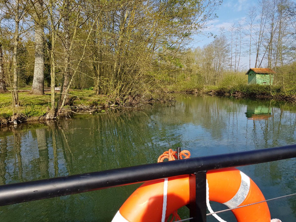 NiortMaraisPoit's tweet photo. Qu'on se le dise:
 Le #bateauàchaînes proche de la gentilhommière de #Mursay de nouveau opérationnel. Bientôt la réouverture  du parcours @terraaventura "La cour de France à vélo" et le circuit 11 de la #stationtrail version #été.
 📷 Abodet 
#geocatching  #running https://t.co/XVfUFsXpjS