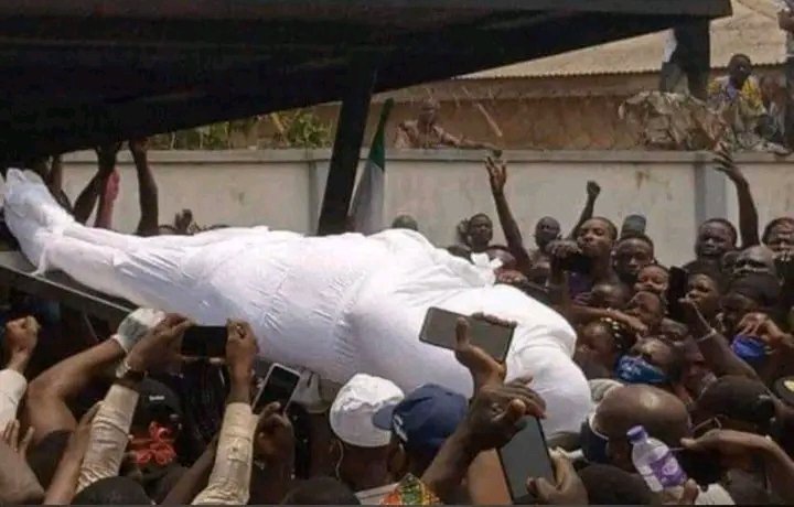 MuhdYahyaFodio's tweet photo. One day, i will be cover up in pieces of white cloth, isolated from people, sleep in a pit with no door, no window, no bed, no family, no friend, no anyone only my deed.

INNALILLAHI WA'INNA ILAIHIRRAJU'UN. i just remember that "KULLU NAFSIN DHA'IKATUL MAUT" https://t.co/N5sCKikVbl