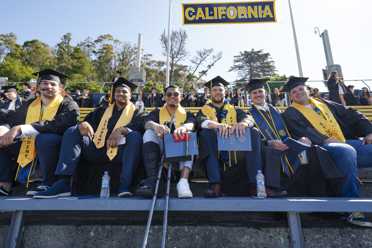 CalFootball's tweet photo. Just a bunch of Berkeley grads 👨‍🎓

#GoBears https://t.co/A2wDaVMTia