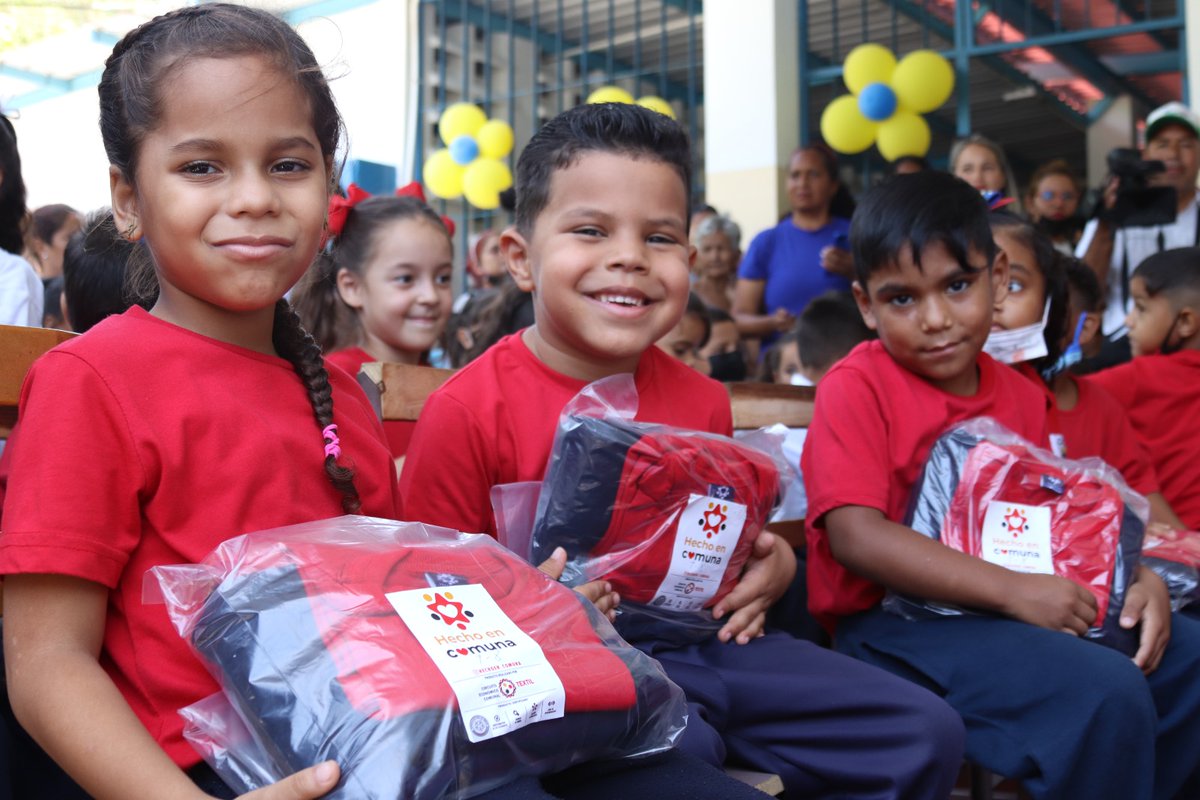 pablogm's tweet photo. Benditas las manos de nuestras costureras comunales que hacen posible que nuestros niños y niñas del estado La Guaira cuenten con uniformes escolares de calidad con el sello Hecho en Comunas

#ComunaONada 
#RespetoALaSoberania https://t.co/KzYoQ7kXQs