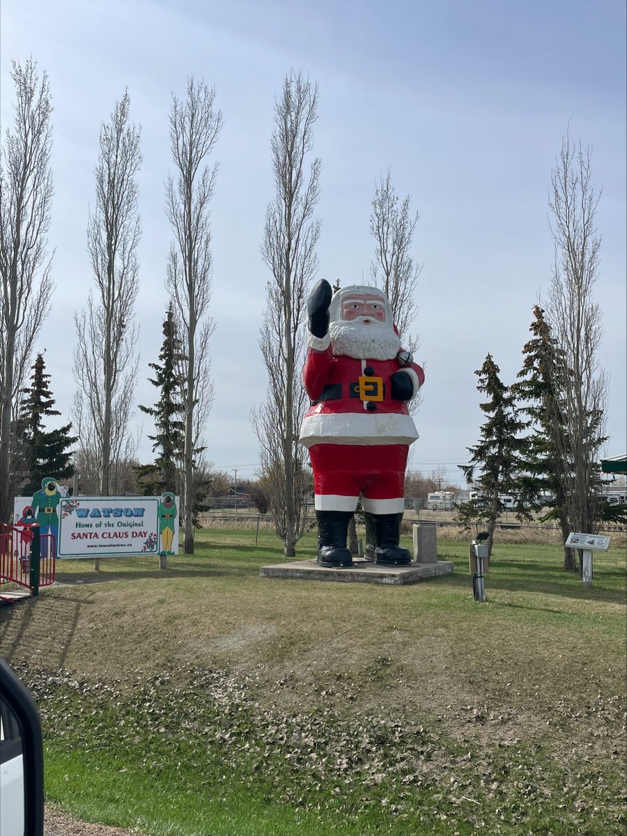 AtomJetAg's tweet photo. Had to make few stops on our trip through Saskatchewan, and we even found Santa🎅!! He's definitely a lot taller than we were lead to believe! #Watson #Daphne #AtomJetAg https://t.co/v90xdk9oGs