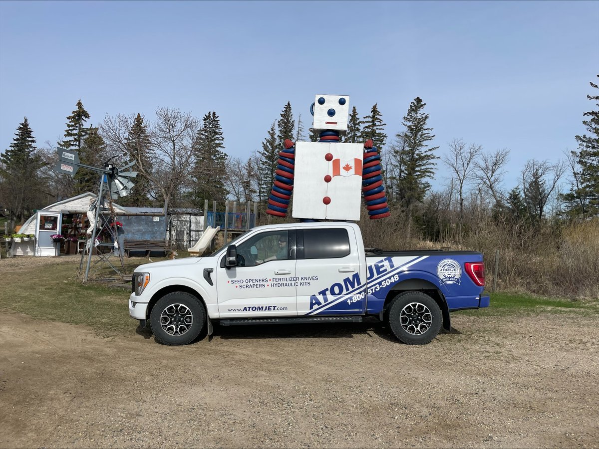 AtomJetAg's tweet photo. Had to make few stops on our trip through Saskatchewan, and we even found Santa🎅!! He's definitely a lot taller than we were lead to believe! #Watson #Daphne #AtomJetAg https://t.co/v90xdk9oGs