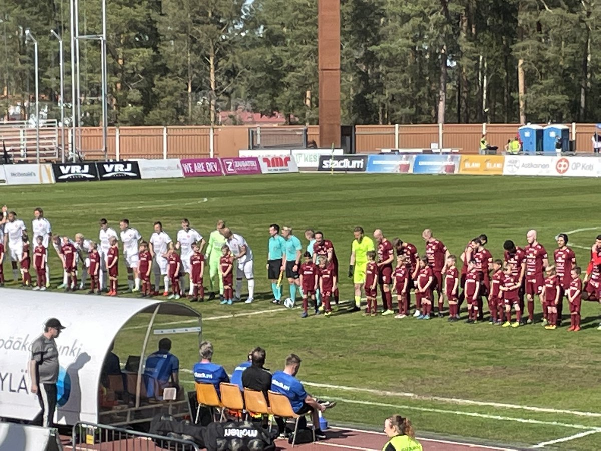 AlwaysKeeper's tweet photo. Kylläpäs tuntuu taas hyvältä nähdä laatufutista Harjulla pienen tauon jälkeen. Ja jalkapallo kiinnostaa. #futiskaupunki @JKLn_kaupunki @MiestenYkkonen @JJK1923 https://t.co/yqKLpQCMUg