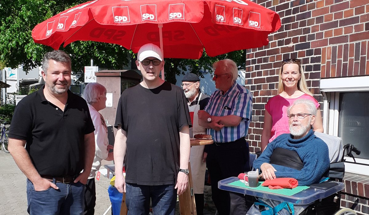 Zeitzeugen zufolge waren wir heute die ersten, die seit Menschengedenken an einem politischen Stand in Anderten gegrillt haben. Das sorgte für ein wenig Überraschung und Aufsehen. Wir werden weiterhin auch außerhalb von Wahlkampfzeiten für die Bürger*innen ansprechbar sein.