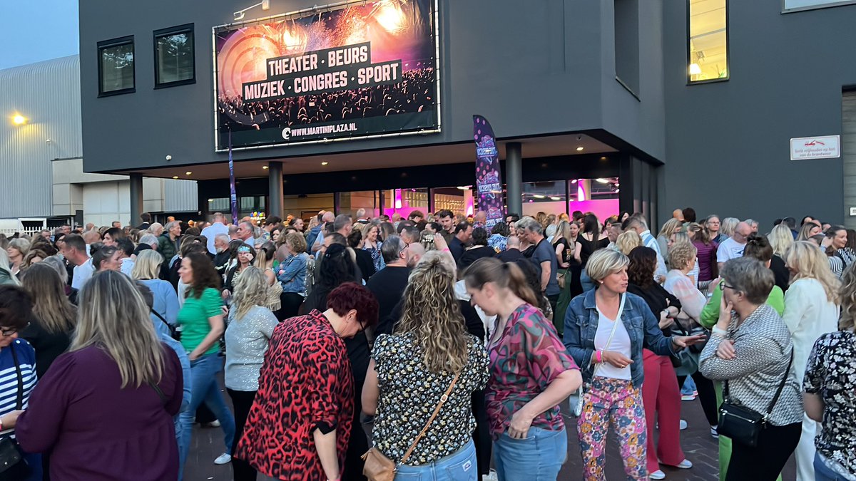 mariskasloot's tweet photo. Gezellig naar de disco, zeiden ze… nu @Martiniplaza ontruimd vanwege iets vaags met de luchtcirculatie die met een hoogwerker moet worden gereset. @gerardekdom hou jij ons op de hoogte wanneer we weer naar binnen kunnen.#backtothedisco https://t.co/YFGZBuL3vQ
