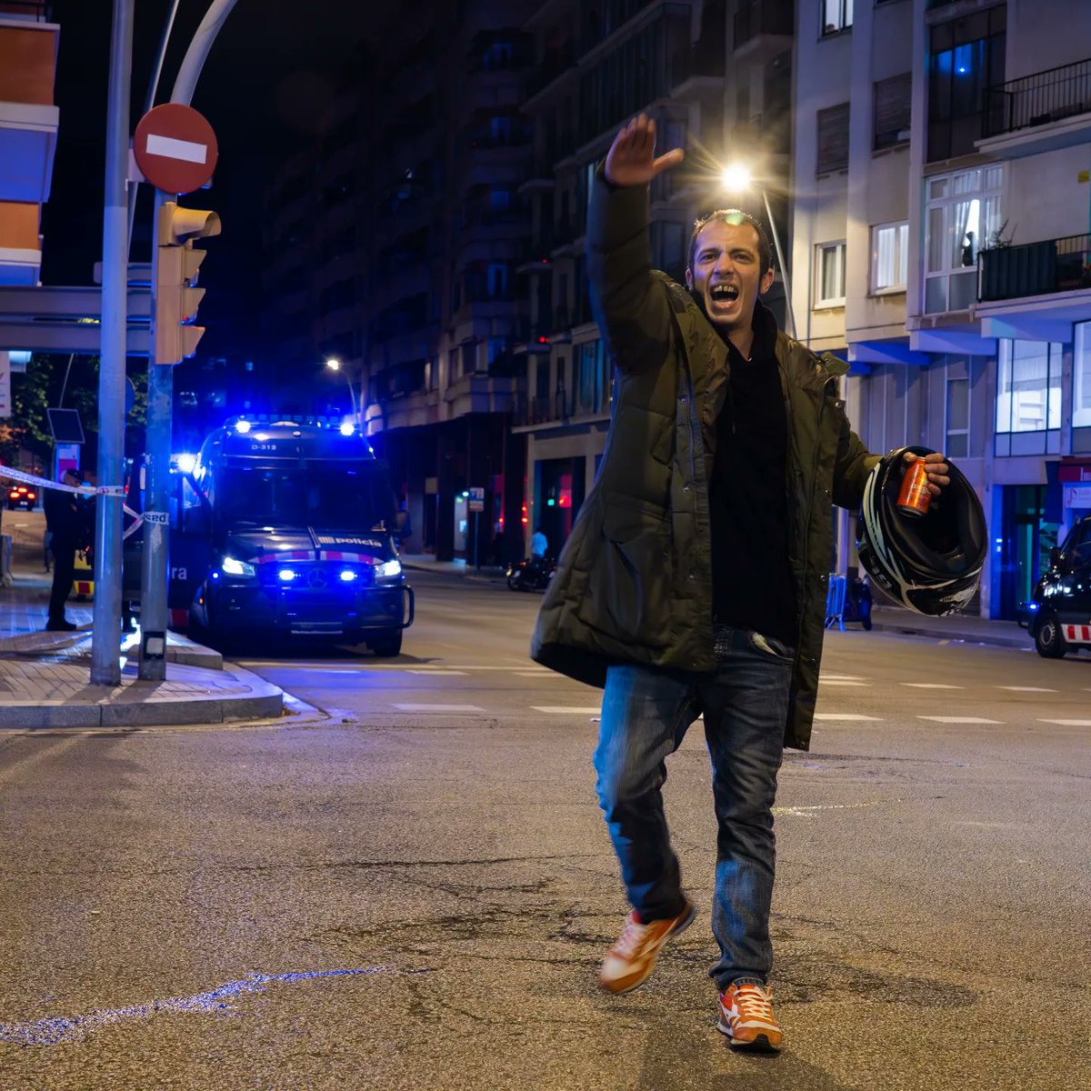 davidmelero__'s tweet photo. @Edu_Nividhia @PedroRuiz_Photo Esta! De @juanix1998 en la plaza Bonanova, el jueves noche (de hecho ya era viernes) a las 00:20h con lo de Desokupa, solo llevábamos 20 minutos de campanya electoral. És Gabriel Naranjo, candidato de Vox por Rubí, municipio del Vallès Occidental, Catalunya https://t.co/u9foC6sJYP