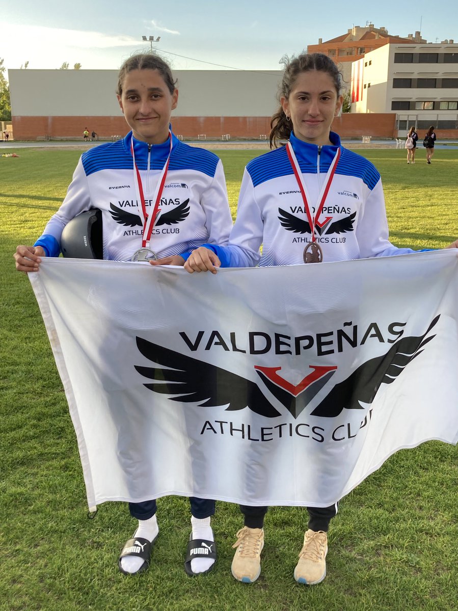 ValdepenasAC's tweet photo. Maria Laderas y Laura Artesero, @ValdepenasAC - #SistemasValcom consiguen la medalla de plata y bronce en el Campeonato de Castilla La Mancha Sub18 en la prueba de Salto con Pertiga. Enhorabuena chicas #pertiga #valdepeñas #pertigavaldepeñas #polevault https://t.co/6262oXNGHD
