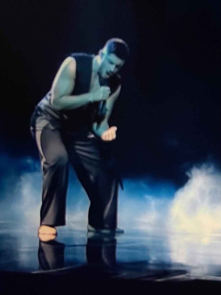 foxywanderer's tweet photo. Why barefoot? 💀 #Eurovision2023 #eurovisioncyprus #cyprus https://t.co/29xkDxpmYs