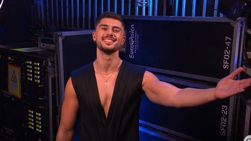 _Lau02_'s tweet photo. Veo Eurovisión por la trama 

La trama: 

#Eurovision  #EurovisionRTVE https://t.co/tGjnzcGbz9