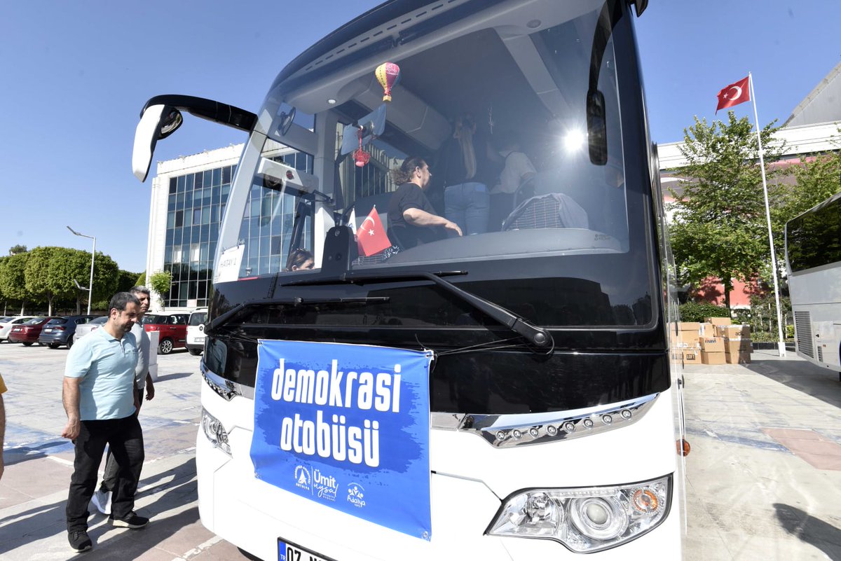 adalyavakfi's tweet photo. Muratpaşa Belediye Başkanımızın kıymetli eşi sayın Ümran UYSAL hanımefendiyle birlikte demokrasi otobüslerimizi uğurladık. 
Demokratik haklarını kollamak için yola çıkan herkese iyi yolculuklar diliyoruz. 
@Av_umituysal 
@Seyit_TORUN
@kilicdarogluk https://t.co/oq1YUyKXQp
