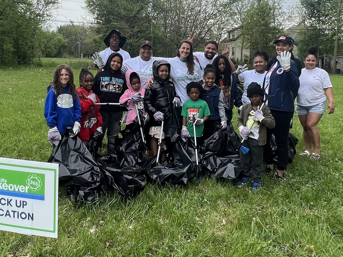 JRBlockClub's tweet photo. Cleaning up #motorcitymakeover #detroit @MsMarySheffield https://t.co/K9WBFDHpfx