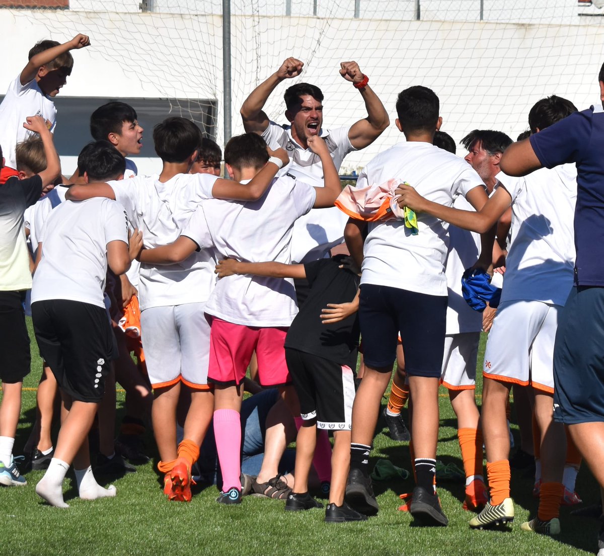 futbol_onubense's tweet photo. Muchas felicidades al @cd1889 Infantil por ese ascenso a Primera Andaluza Infantil 2 años después. Temporadon del equipo onubense. Enhorabuena a todos 🤍💙👏👏 #CD1889 https://t.co/FclcQjGGfB