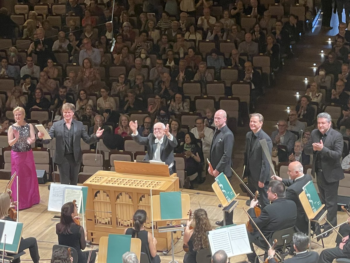 Alvesp1982's tweet photo. Todos las secciones de nuestra @ocnesp a un altísimo nivel en manos del gran #TonKoopman así como excelente nuestro Coro Nacional👏Gran interpretación de violonchelos,violines, contrabajos,clarinetes,trombones y oboes😍Grandes @oboebarli y como no el súper crack🎺@ManuelBlancoT https://t.co/1U9eufuqcr