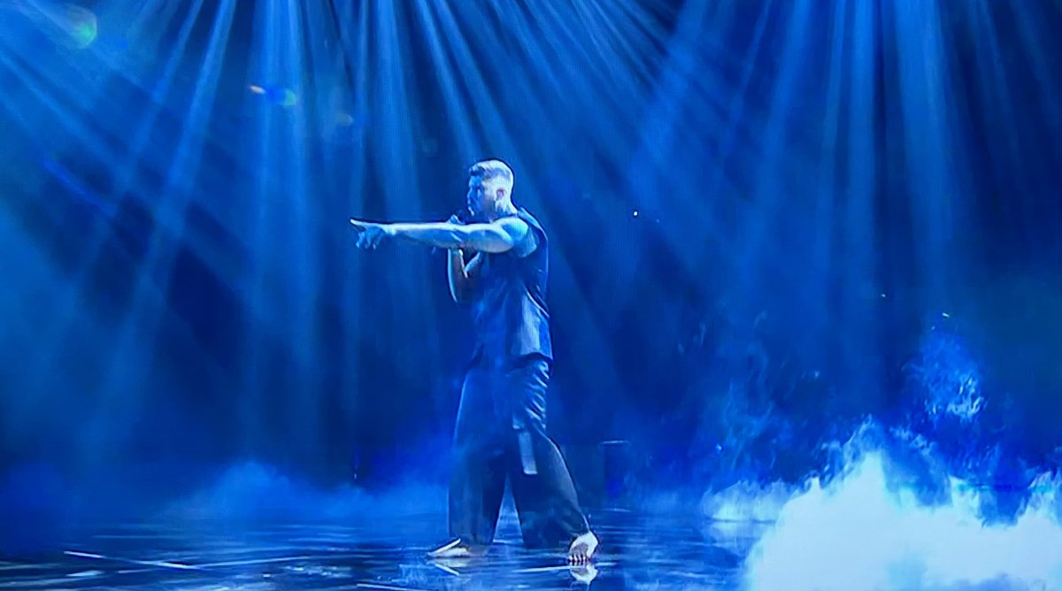 Stronza's tweet photo. A piedi nudi..
Bene, ma non benissimo
Ma visto che ha avuto il buon gusto di non infilarsi un paio di infradito per me è un SÌ
#cypro
#Eurovision2023 https://t.co/uwbxr0zSkJ