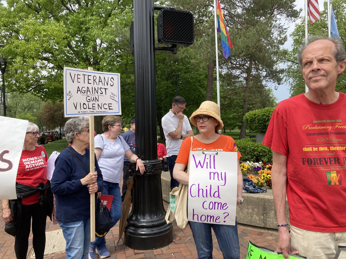 LauraforTexas's tweet photo. .@MomsDemand @Everytown volunteers want our kiddos to come home in one piece. We are asking Congress to reinstate the bipartisan Assault Weapons Ban for our #MothersDay2023 present. Text FedUp to 64433 to contact your lawmaker. https://t.co/mSgUMua8hN