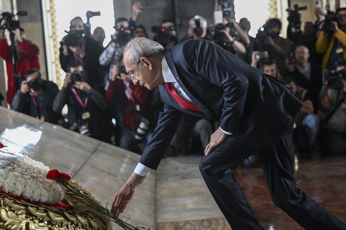 ragipsoylu's tweet photo. Two ways of ending a campaign for #Turkey’s elections:

• Kilicdaroglu, on the left,  visited Ataturk’s mausoleum in Ankara left flowers 

• Erdogan, on the right, attended the evening prayers at Hagia Sophia https://t.co/BwxGX5TqqK