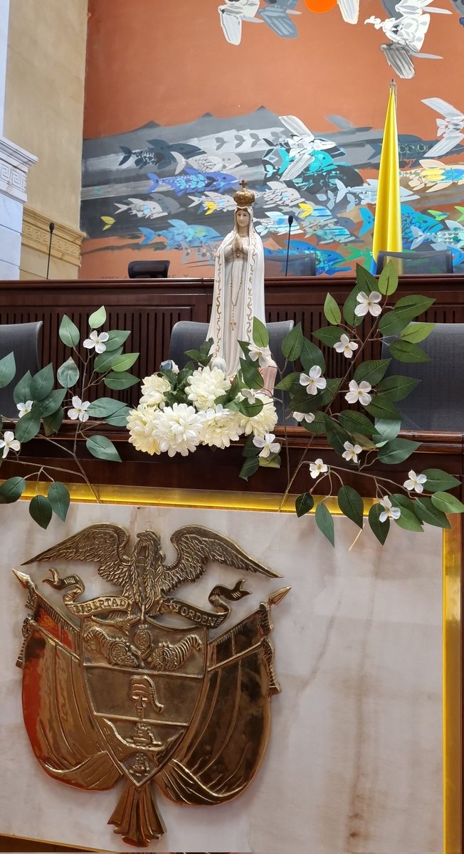 Hoy rezamos el Santo Rosario desde el Salón Elíptico de la <a href="/CamaraColombia/">Cámara de Representantes de Colombia</a> 🇨🇴
Oramos por nuestro país, por los Congresistas, por el gobierno y todos los servidores públicos, para que trabajen con sabiduría y sensatez por el bien de nuestra Nación
A tí Madre, te entregamos todo🙏🏻