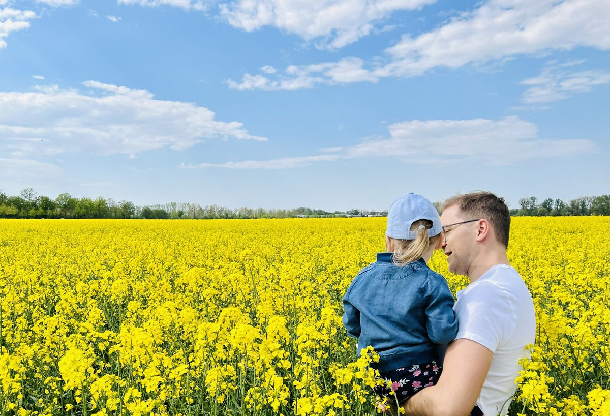 Dahlemann's tweet image. Beweisfoto: Land zum Leben - #mvtutgut 

Immer wieder haben diese blühenden #Rapsfelder für uns eine magische Anziehungskraft! Habt ihr auch am Wegesrand gehalten? Wenn ja, zeigt mir gerne hier Eure Rapsblütenfotos. 

Allen einen schönen Samstagabend und viel Spaß beim #esc 😉
