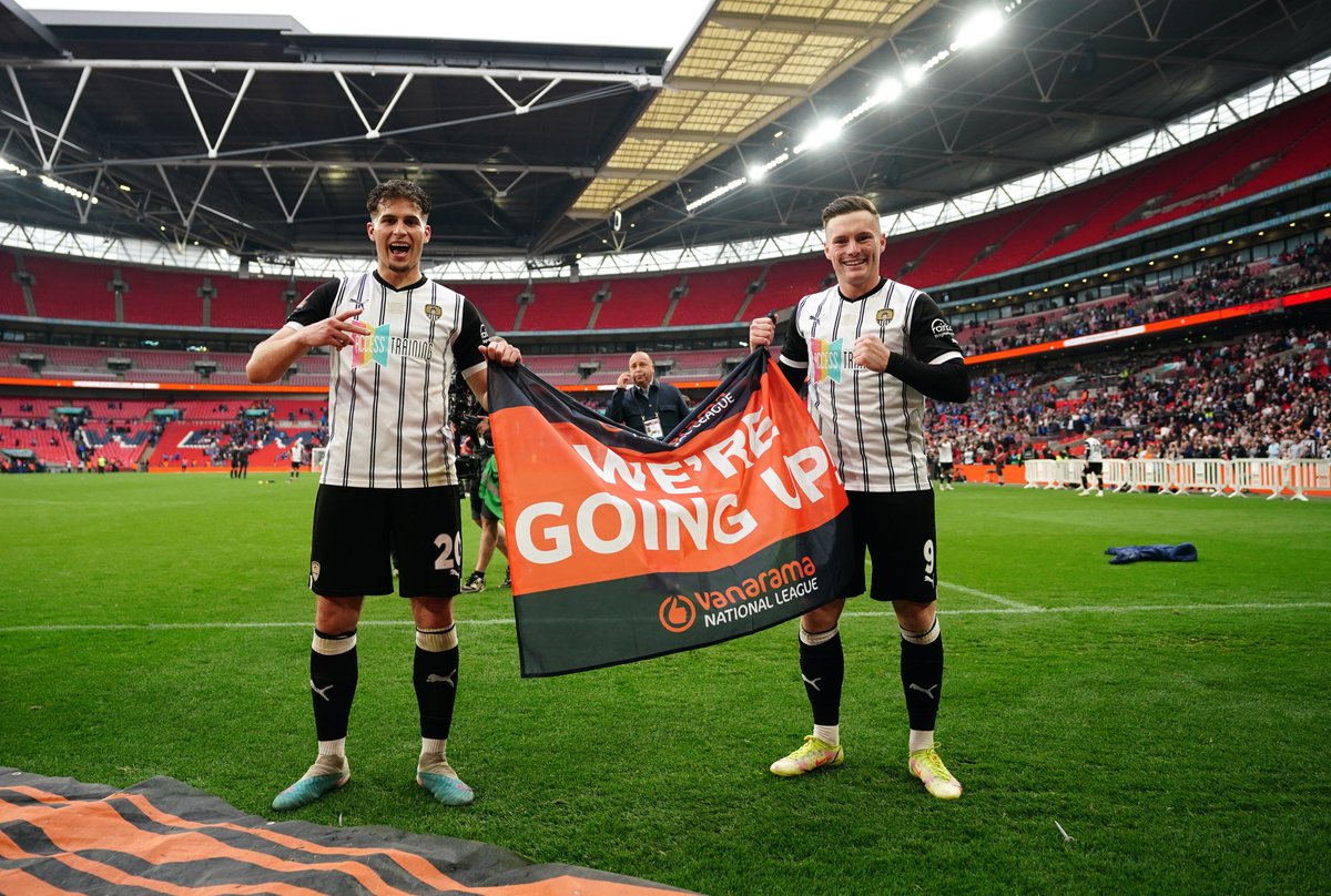 Lovely to see Notts County include Jason Turner so prominently in their promotion celebrations. Club's much-loved chief executive died suddenly in March.🙏