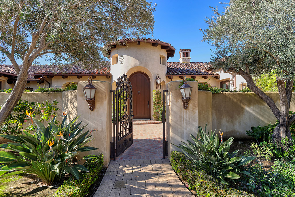 DreamHomesMag's tweet photo. This Santa Barbara-style 5BD/5.5BA, 6,558 SF single story home includes a wood-paneled library, media room, wine cellar, solar heated pool, putting green, &amp; casita.

Presented by: Eric &amp; Peggy Chodorow | @BHHSCalifornia

View: https://t.co/r3FPYWYW8I
#santaluz #dreamhomesmag https://t.co/DDeOTIW6Je