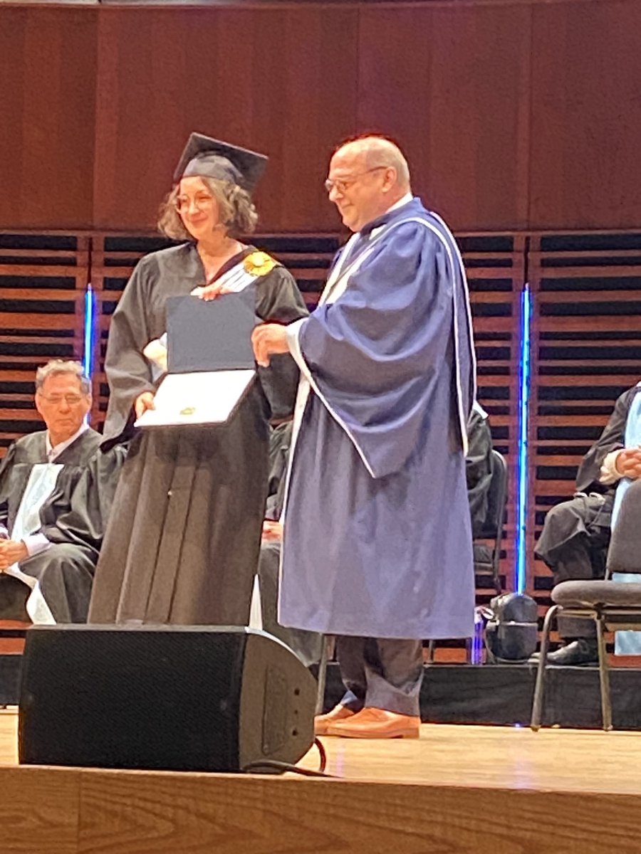 Bravo à mon étudiante Belinda qui reçoit officiellement sa thèse aujourd en plus de recevoir le prix de leadership🥳🥳🥳