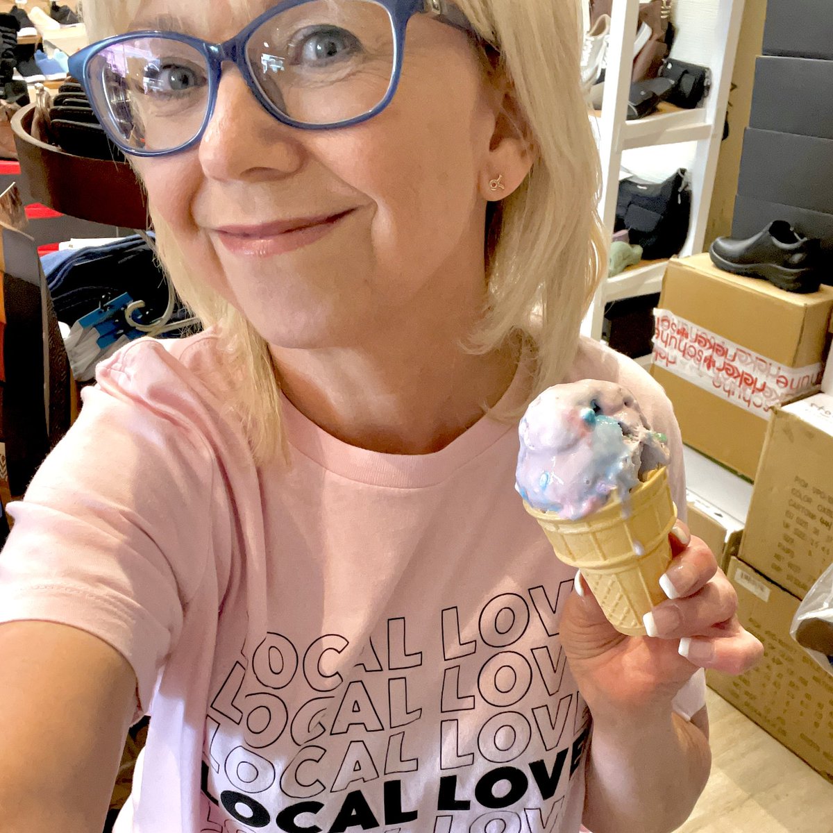 KyraNGillis's tweet photo. Got to tell you about this🍦
Lolli & Scoops is a new candy store in Manotick. You must visit! Usually I don’t go for the kid variety…but Unicorn Toots? Had to try it and it was so good! https://t.co/AjUcuXt5I2